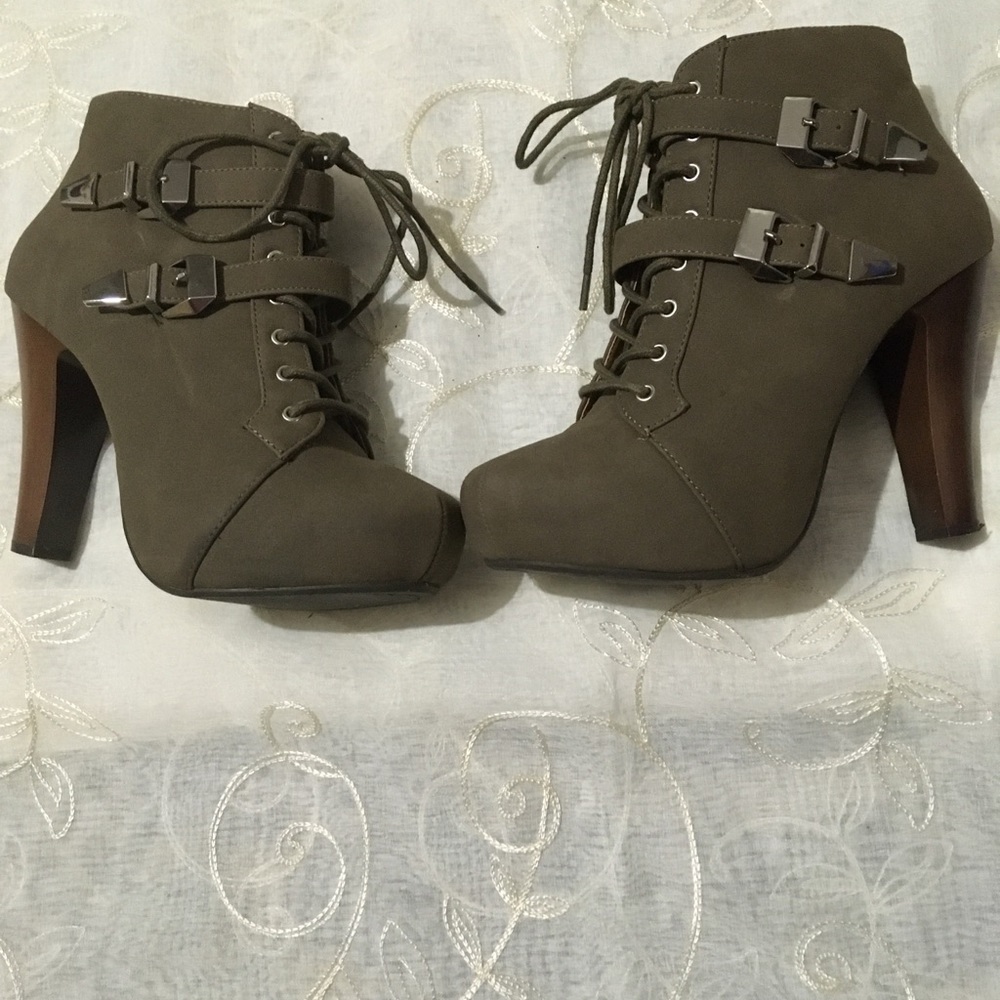 Shoe - Picture 2 of 4